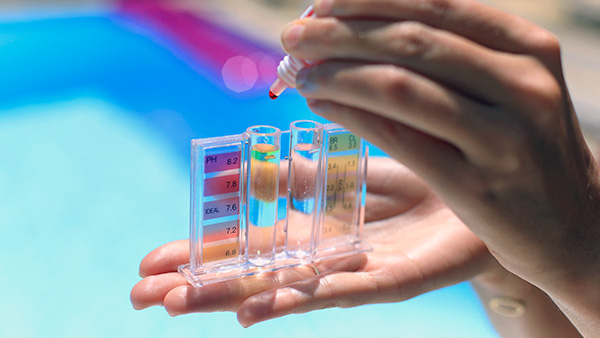 स्वस्थ तैराकी: रसायन विज्ञान की बात – सिनसिनाटी बीमा कंपनी ब्लॉग